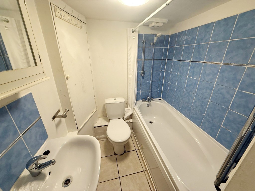 Lot: 118 - MID-TERRACE HOUSE FOR REFURBISHMENT - Bathroom